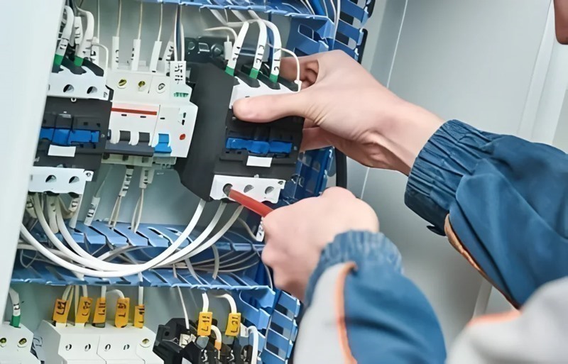 راهنمای جامع انتخاب کنتاکتور مناسب برای تابلو برق صنعتی