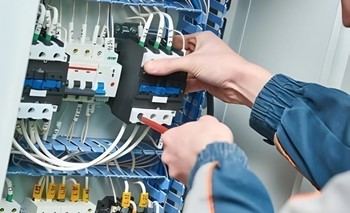 راهنمای جامع انتخاب کنتاکتور مناسب برای تابلو برق صنعتی